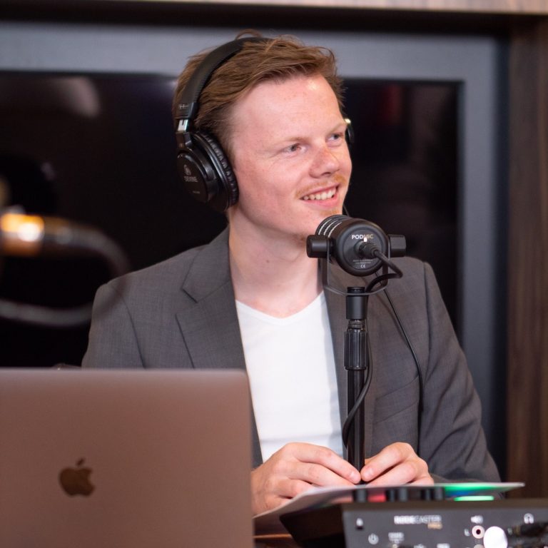 Podcast host Joey Teekamp Joey Teekamp als podcast host tijdens opnames van podcast 'Koppig', voor gemeente Steenwijkerland.