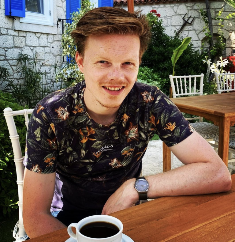 Joey Teekamp Portretfoto van Joey Teekamp, met een kop koffie.