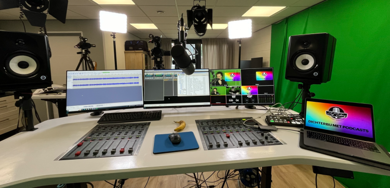 Podcast Studio Professionele podcast studio van Joey Teekamp, met audio, video, green screen en banaan.