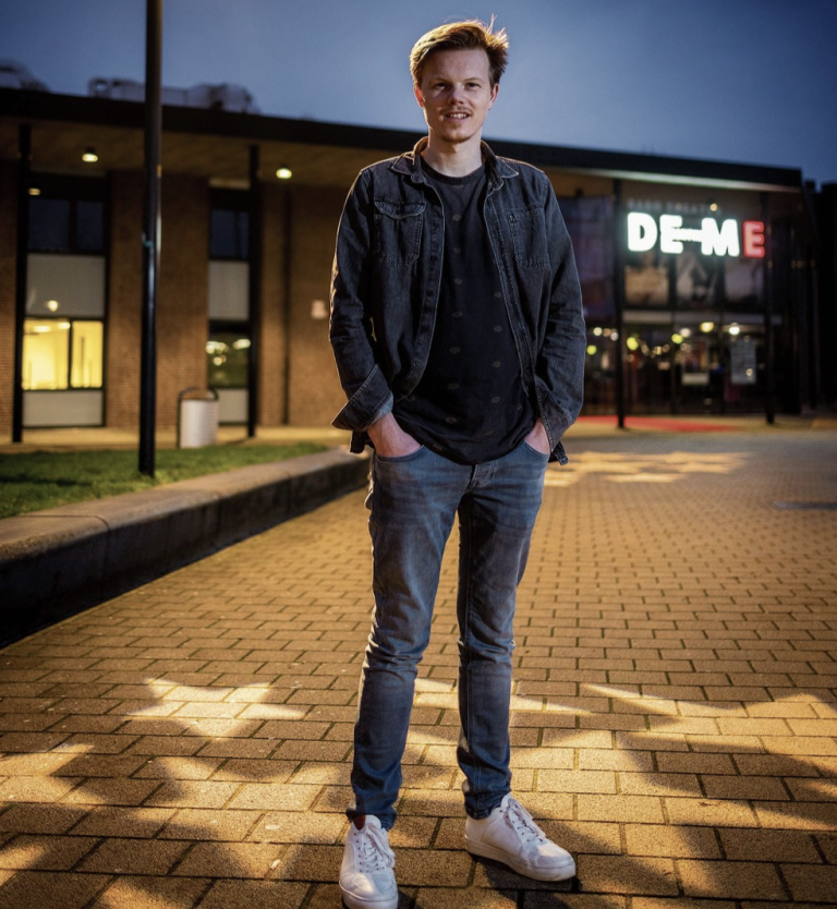 Joey Teekamp Joey Teekamp poseert voor theater de Meenthe, als foto bij een blog in de Steenwijker Courant.